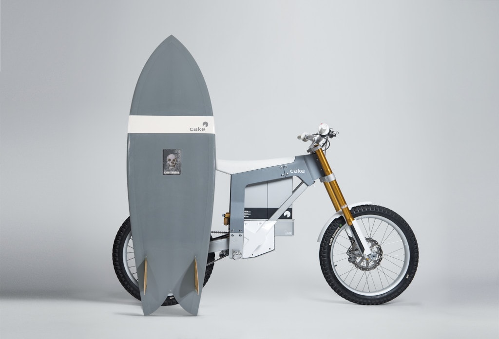 Cake-Kalk-OR-E-Motorrad mit seitlich angebrachten Surfboard beladen 1