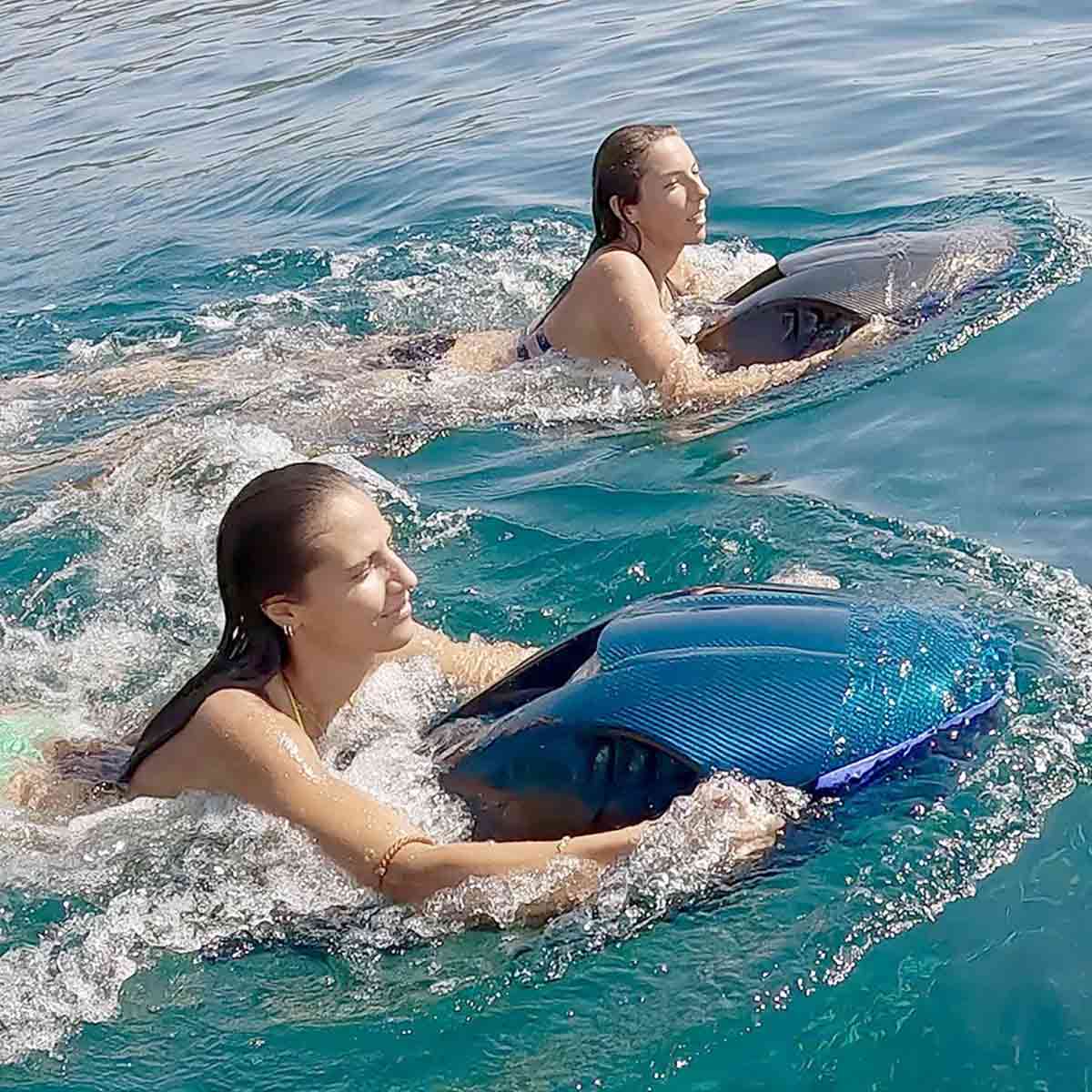 Sea NXT Elite Carbon Tauchscooter im Wasser mit Taucherin