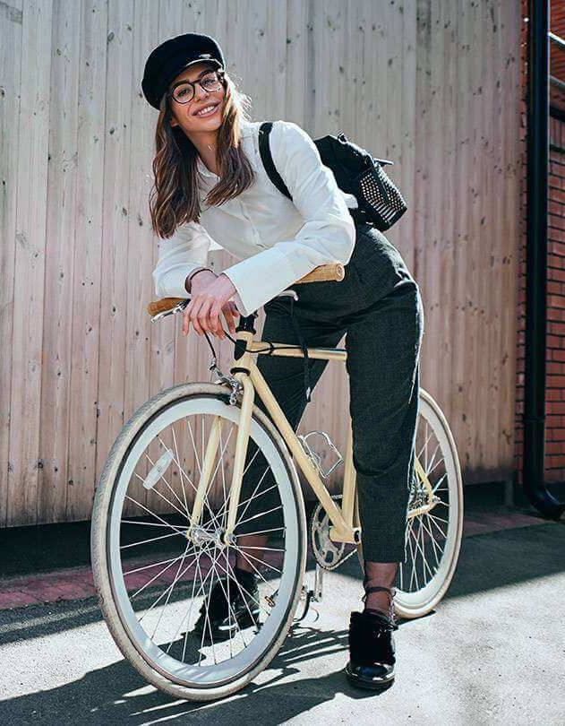 Businessbike-selbstständige auf Fahrrad 1