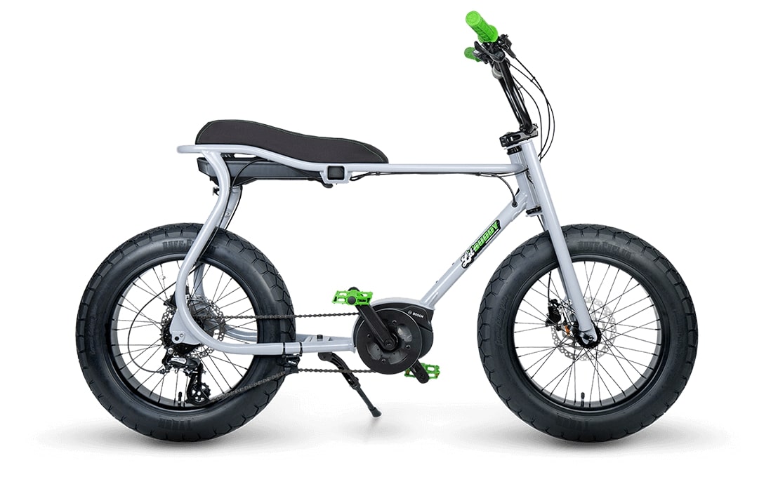 RUFF-CYCLES-Lil-Buddy-E-Bike-2021-Silvergrey mit grünen Accessoires seitlich 