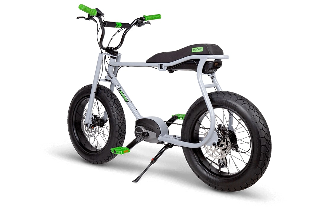 RUFF-CYCLES-Lil-Buddy-E-Bike-2021-Silvergrey mit grünen Accessoires seitlich von hinten1
