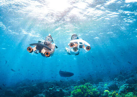 Sublue-White-Shark-MixPro-2020-Tauchscooter-Taucher unter Wasser