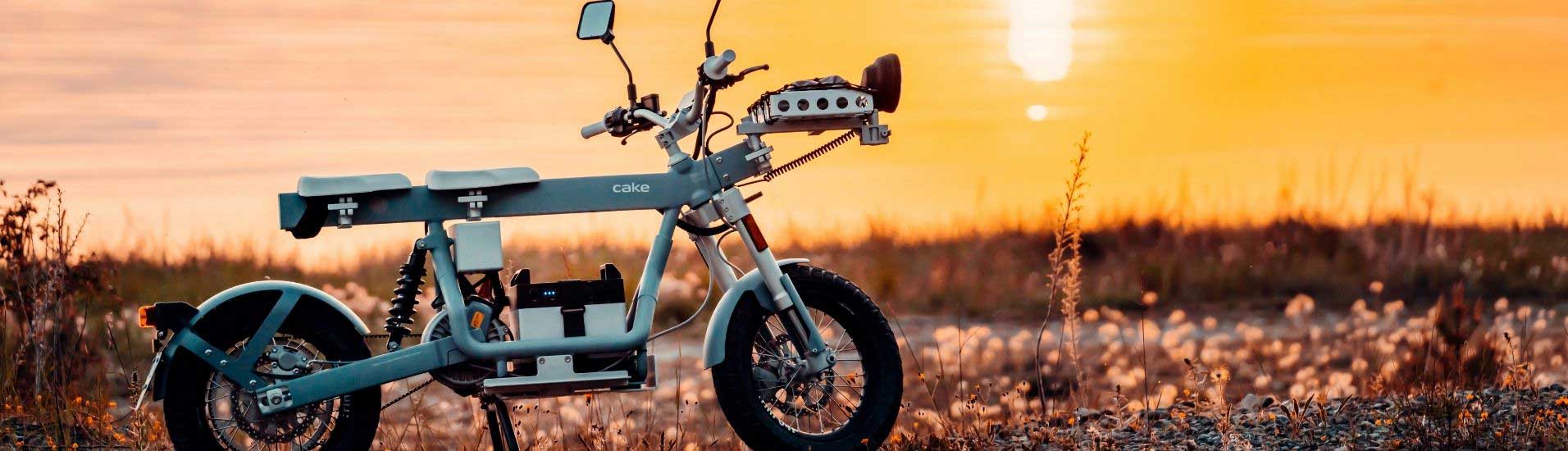 Cake Elektro-Motorrad mit Sonnenuntergang