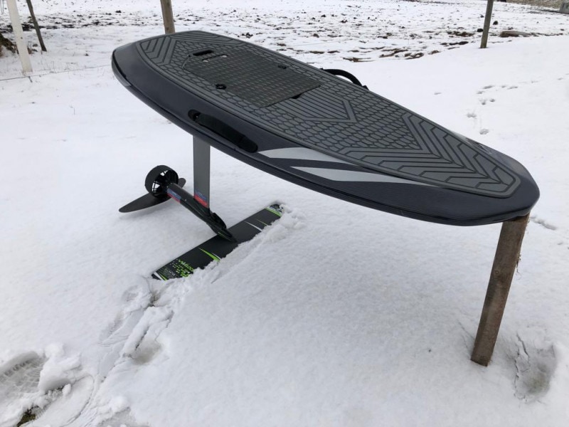 Waydoo-Flyer-One-E-Foil-E-Surfboard-im Schnee