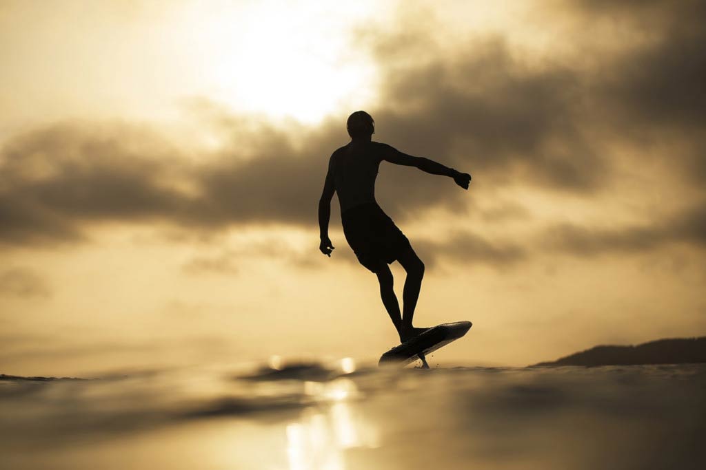 Fliteboard-e-Foil-Hydrofoil-efoil-Surfboarder im Sonnenuntergang