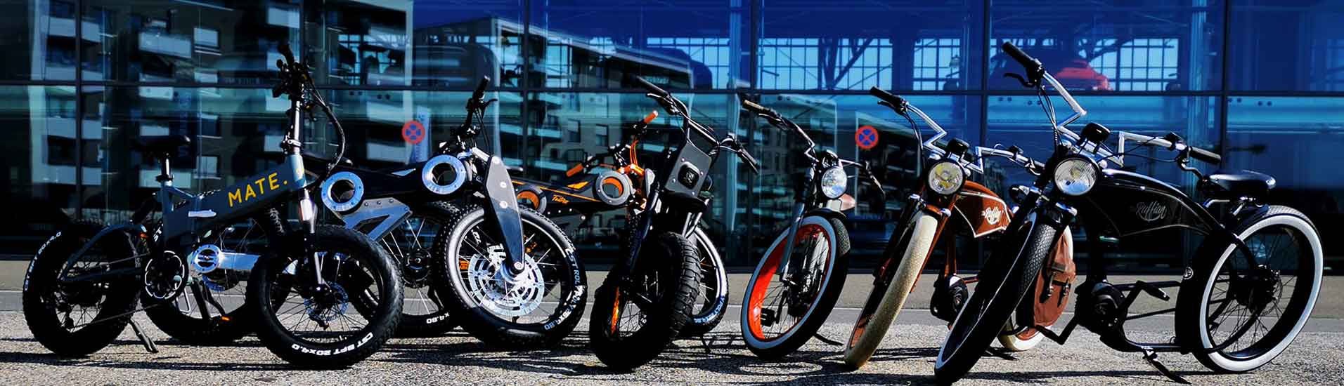 E-Bikes vor der Motorworld alle Marken