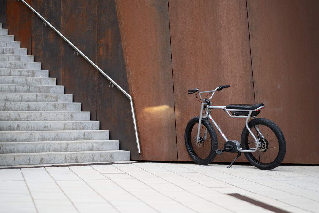 Biggie-Ruff-Cycles-e-Bike-Pedelec- vor rostfarbener Wand