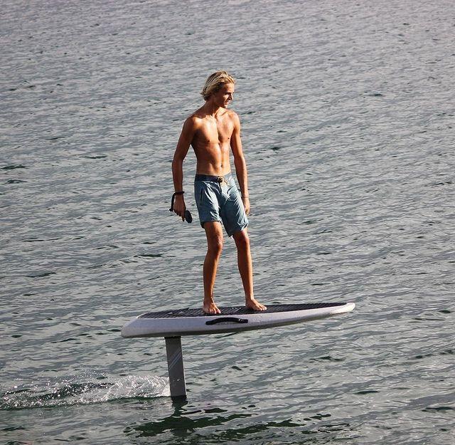 Waydoo-Flyer-One-E-Foil-E-Surfboard auf dem Wasser