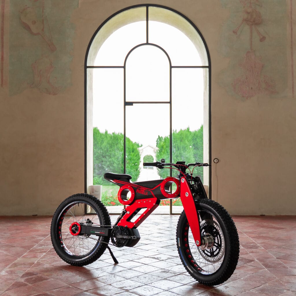 Moto-Parilla-Series-2-2021-SUV-E-Bike-Pedelec-Rot seitlich vor offenem Fenster