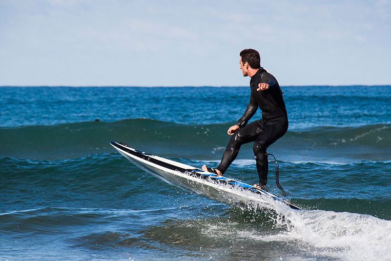 Onean-Carver-Elektro-Surfboard-E-Jetboard auf dem Meer beim Wellenreiten