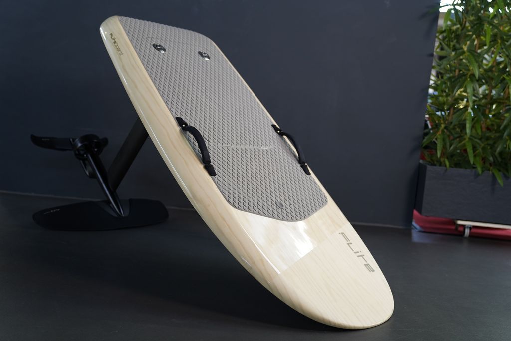 Fliteboard-eFoil-Hydrofoil-Foil-Surfboard in ash seitlich von vorne