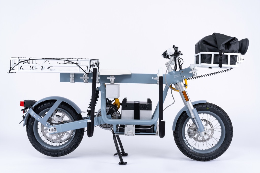 Cake-Ösa-Flex-E-Transportbike-E-Motorrad  in grau seitlich komplett inkl. Korb  beladen hinten und vorne