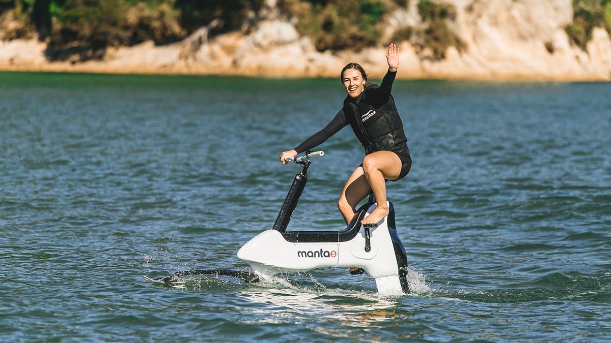 Manta5-Hydrofoiler-XE1-Hyrdofoil-E-Bike Fahrerin auf Wasser