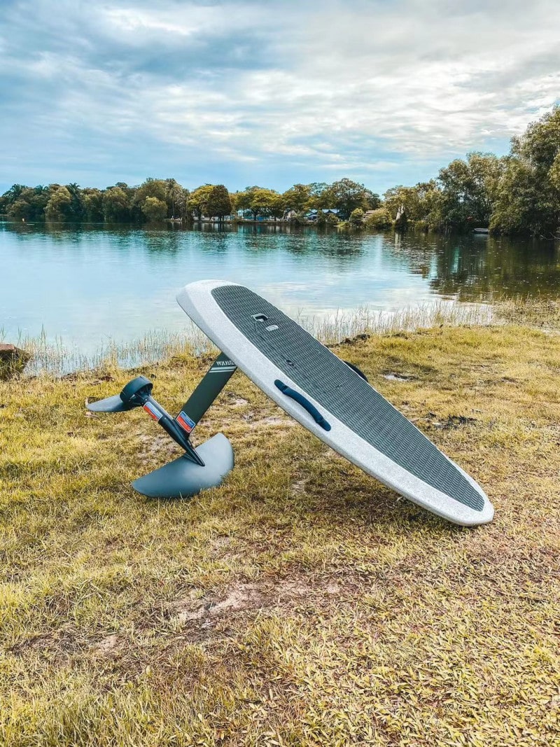 Waydoo-Flyer-One-E-Foil-E-Surfboard-Imagebild am See