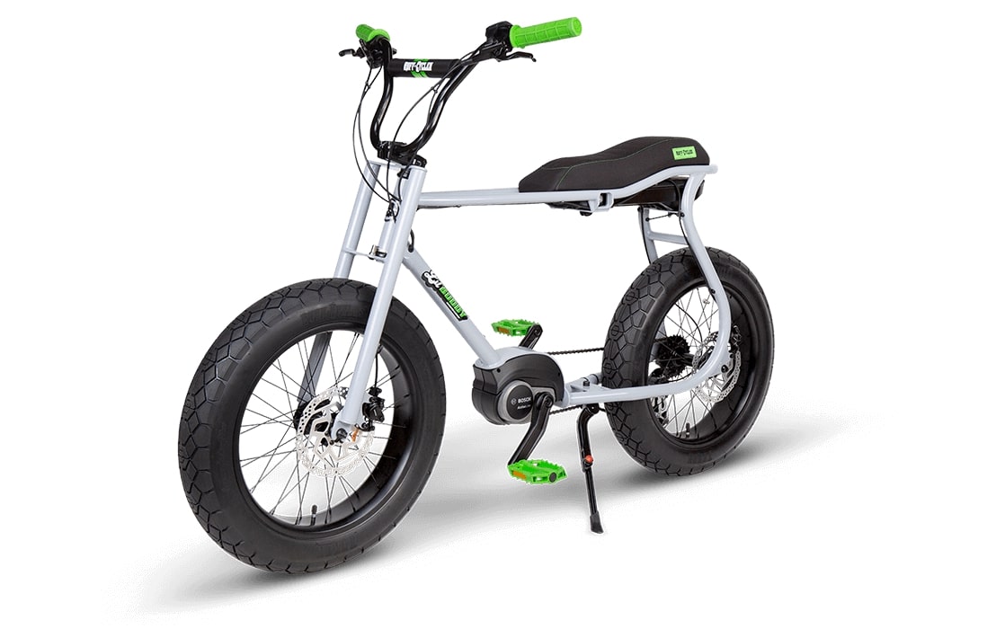 RUFF-CYCLES-Lil-Buddy-E-Bike-2021-Silvergrey mit grünen Accessoires seitlich von vorne 1
